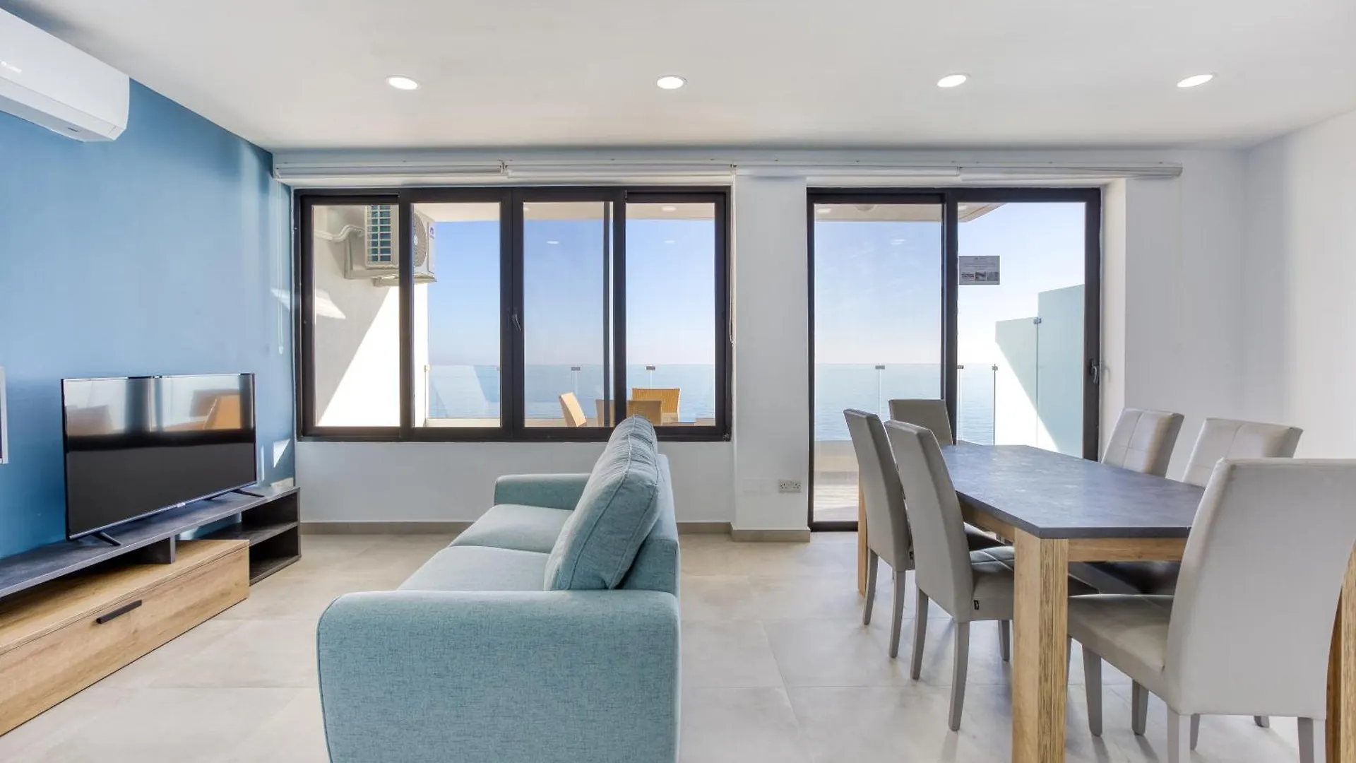 Seafront Sliema Apartment With Balcony & Sea Views By Jl 0*,  Malte