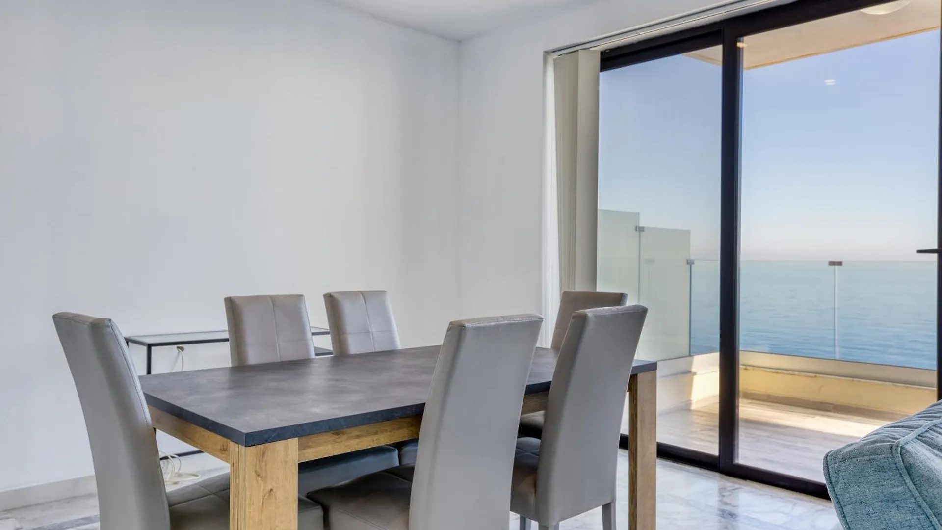 Seafront Sliema Apartment With Balcony & Sea Views By Jl 0*,  Malte
