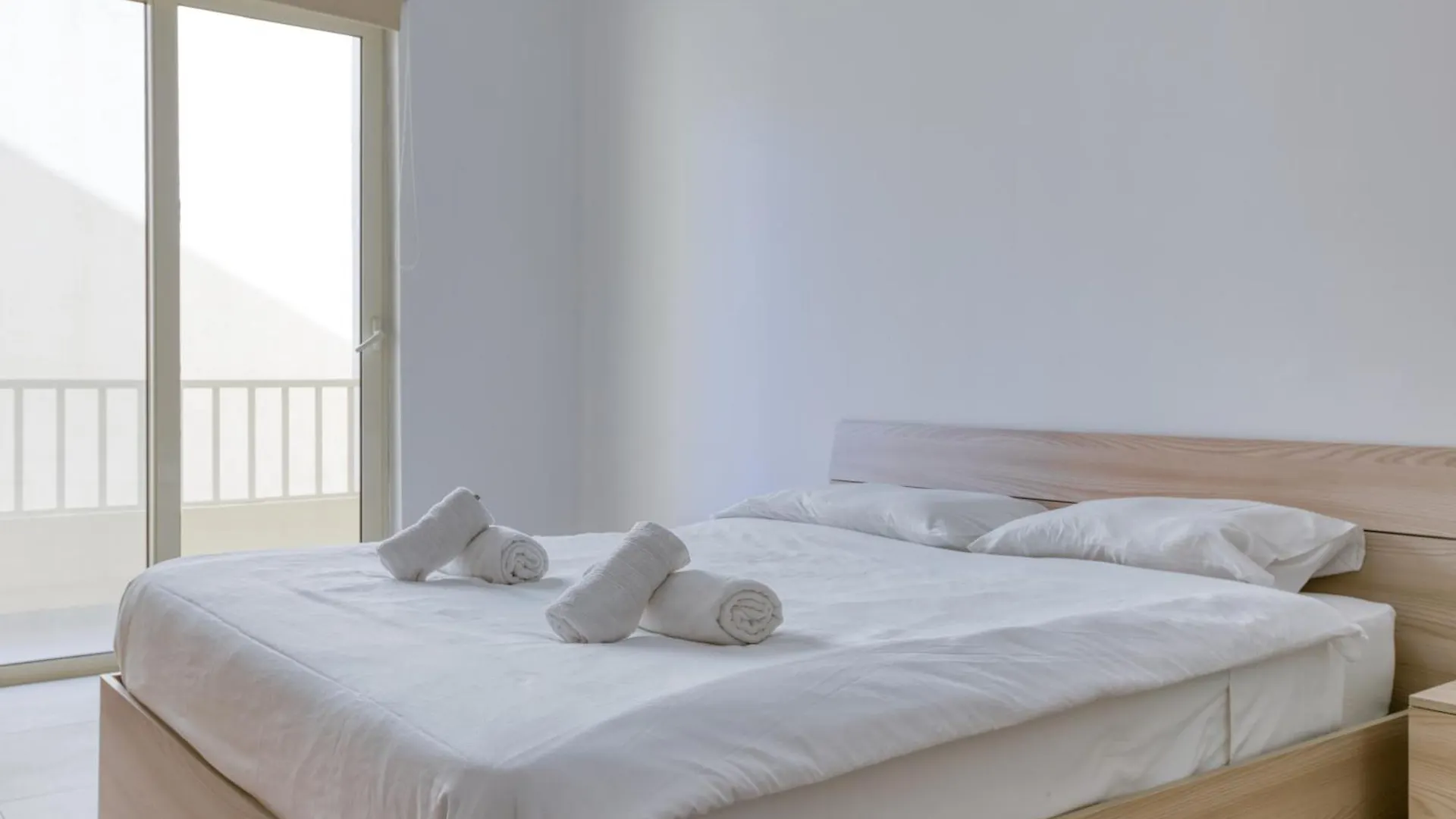 Seafront Sliema Apartment With Balcony & Sea Views By Jl 0*,