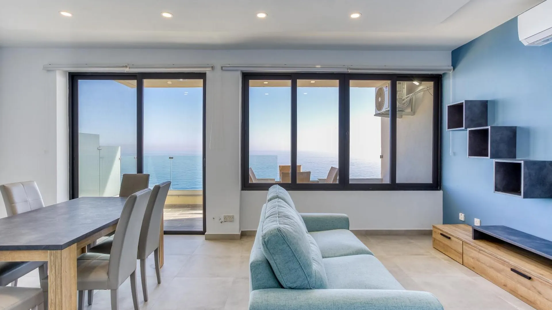 Seafront Sliema Apartment With Balcony & Sea Views By Jl 0*,  Malte