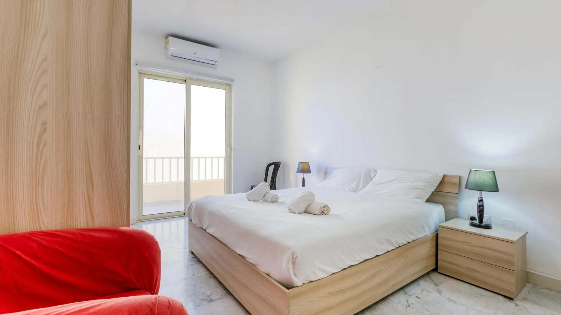 Seafront Sliema Apartment With Balcony & Sea Views By Jl 0*,  Malte