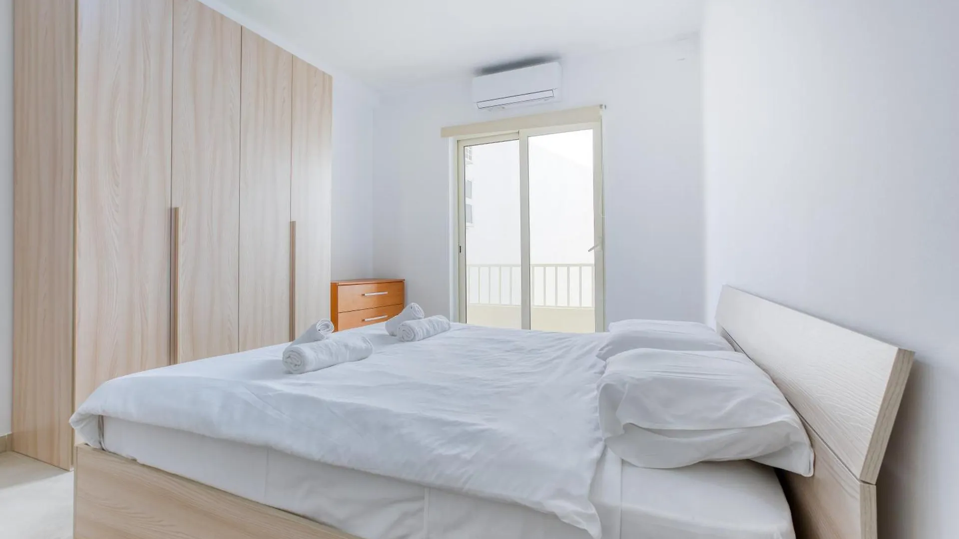 Seafront Sliema Apartment With Balcony & Sea Views By Jl